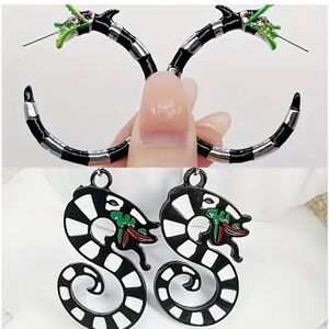NWT! The Worm from 1990s Movie Beetlejuice Set of 2 Pairs of Pierced Earrings!